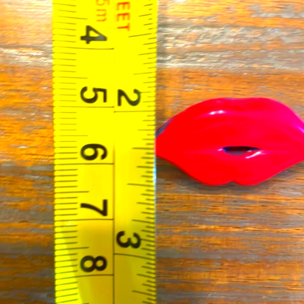 Red Lip Buttons (5 LEFT) FREE IF BUNDLE WITH ANOTHER ITEM - Picture 4 of 7